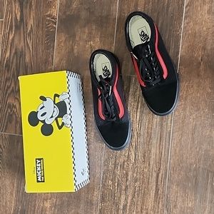 NEW! Vans Disney colab, mens size 11